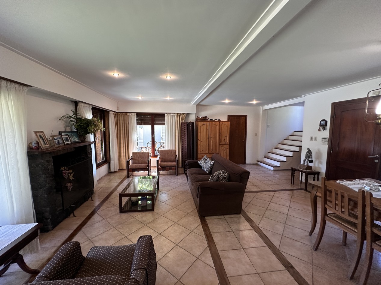 CHALET 5 AMBIENTES DE CATEGORIA CON PARQUE Y PILETA BARRIO LA FLORIDA