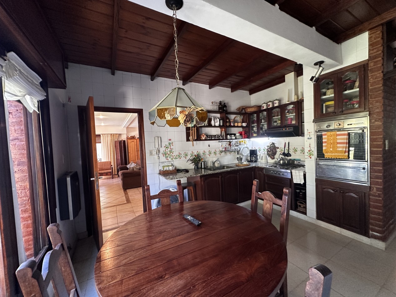 CHALET 5 AMBIENTES DE CATEGORIA CON PARQUE Y PILETA BARRIO LA FLORIDA