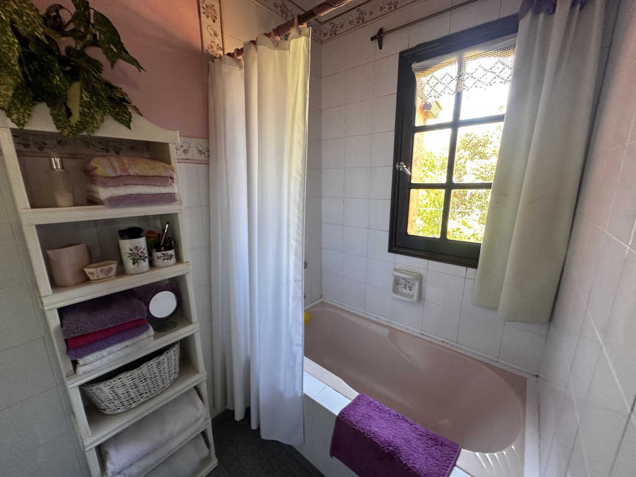 CHALET 5 AMBIENTES DE CATEGORIA CON PARQUE Y PILETA BARRIO LA FLORIDA