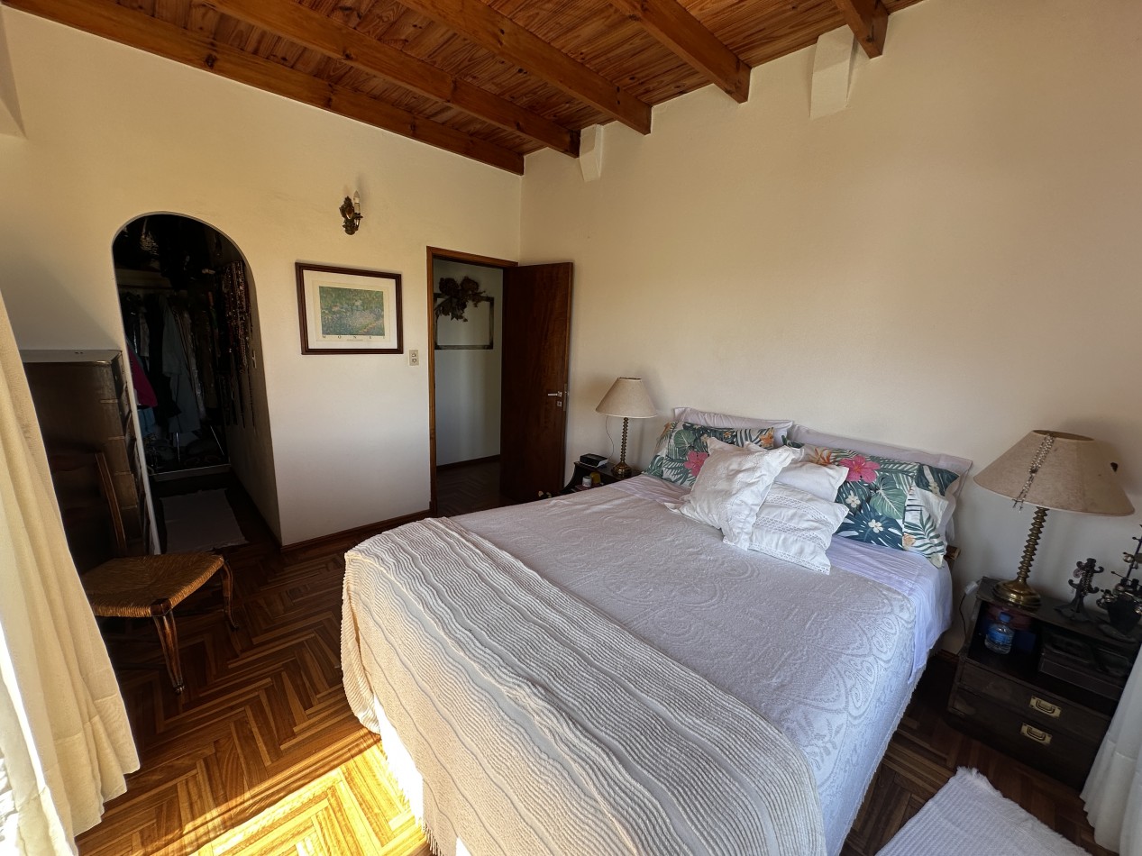 CHALET 5 AMBIENTES DE CATEGORIA CON PARQUE Y PILETA BARRIO LA FLORIDA