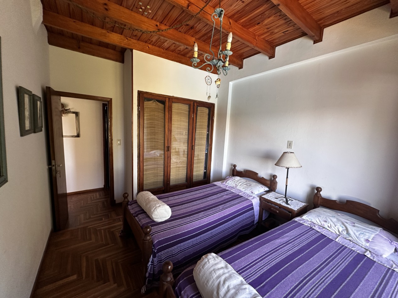 CHALET 5 AMBIENTES DE CATEGORIA CON PARQUE Y PILETA BARRIO LA FLORIDA