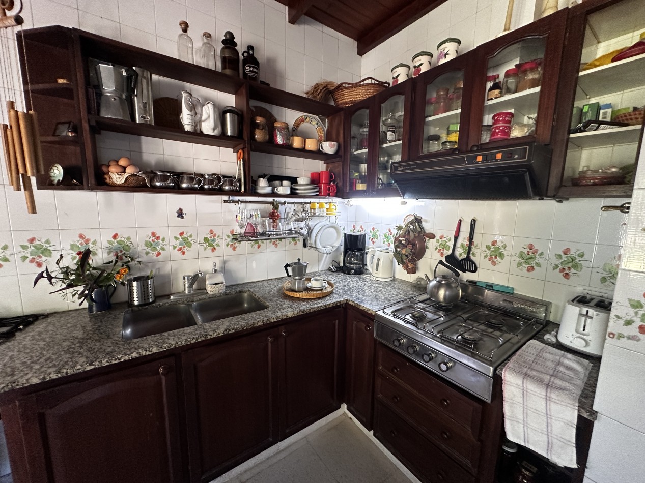 CHALET 5 AMBIENTES DE CATEGORIA CON PARQUE Y PILETA BARRIO LA FLORIDA