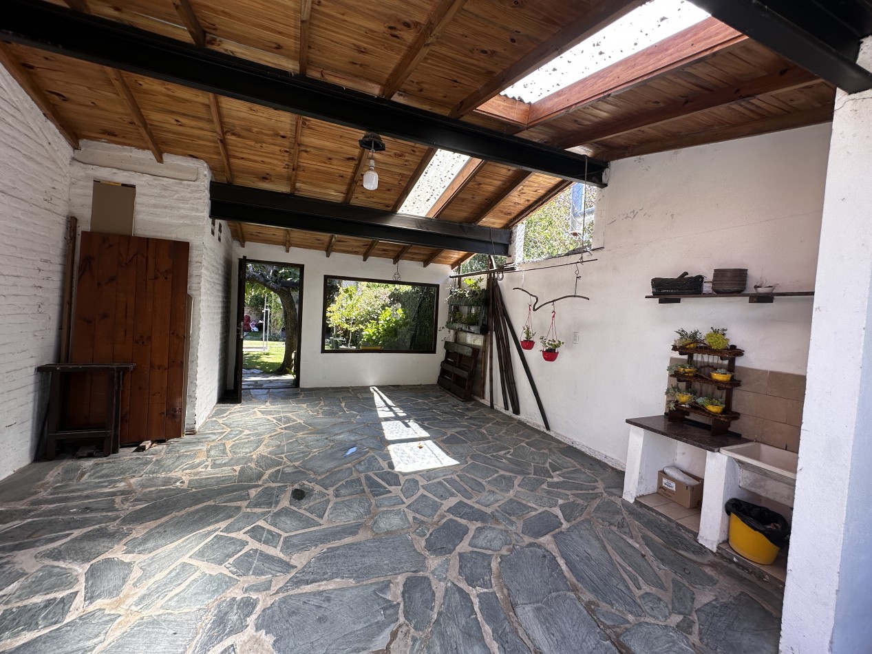 CHALET 5 AMBIENTES DE CATEGORIA CON PARQUE Y PILETA BARRIO LA FLORIDA