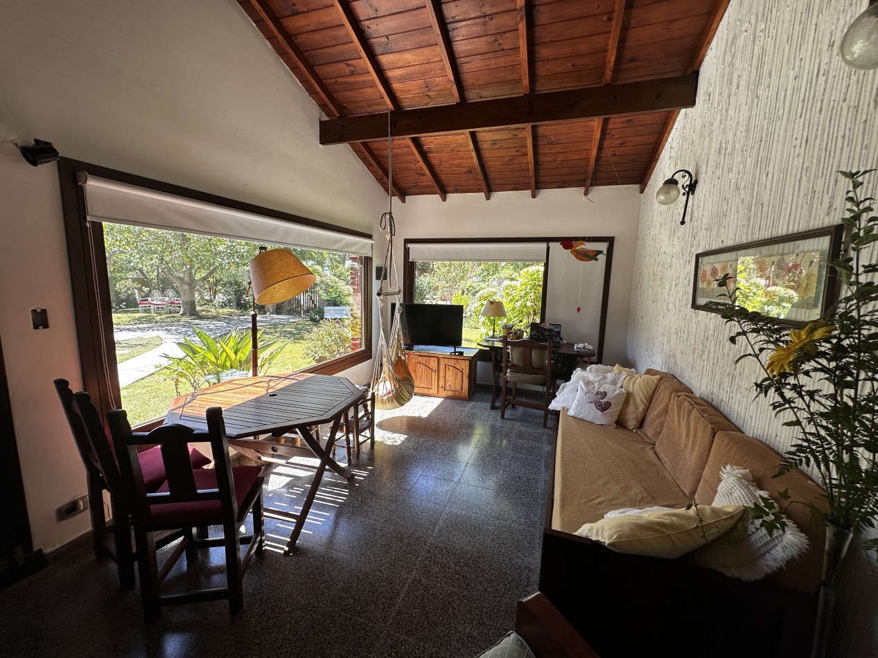 CHALET 5 AMBIENTES DE CATEGORIA CON PARQUE Y PILETA BARRIO LA FLORIDA