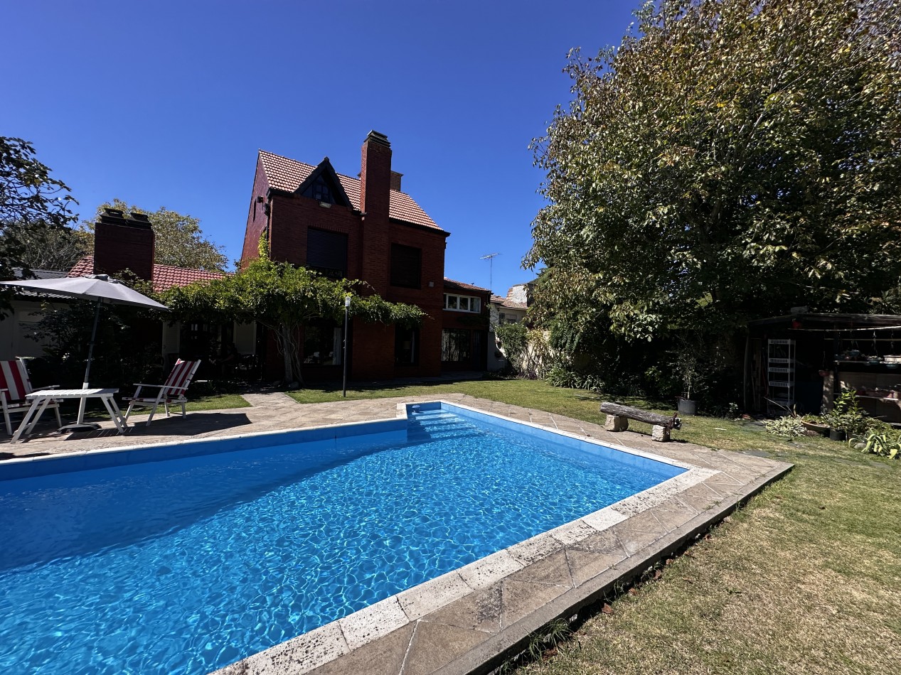 CHALET 5 AMBIENTES DE CATEGORIA CON PARQUE Y PILETA BARRIO LA FLORIDA