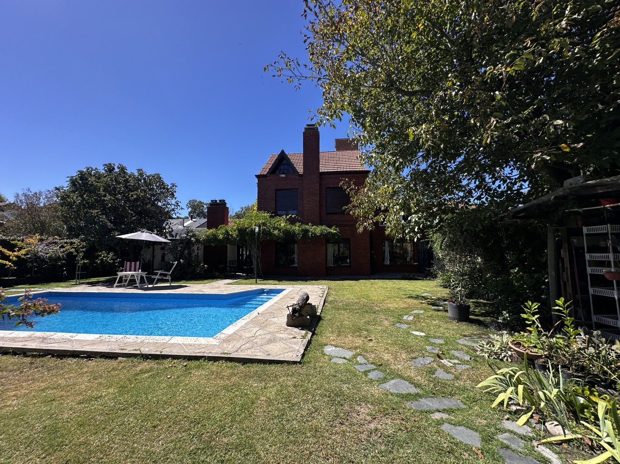 CHALET 5 AMBIENTES DE CATEGORIA CON PARQUE Y PILETA BARRIO LA FLORIDA