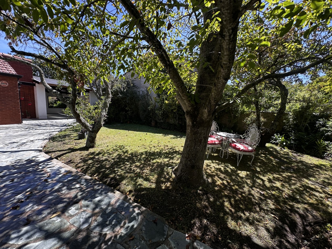 CHALET 5 AMBIENTES DE CATEGORIA CON PARQUE Y PILETA BARRIO LA FLORIDA