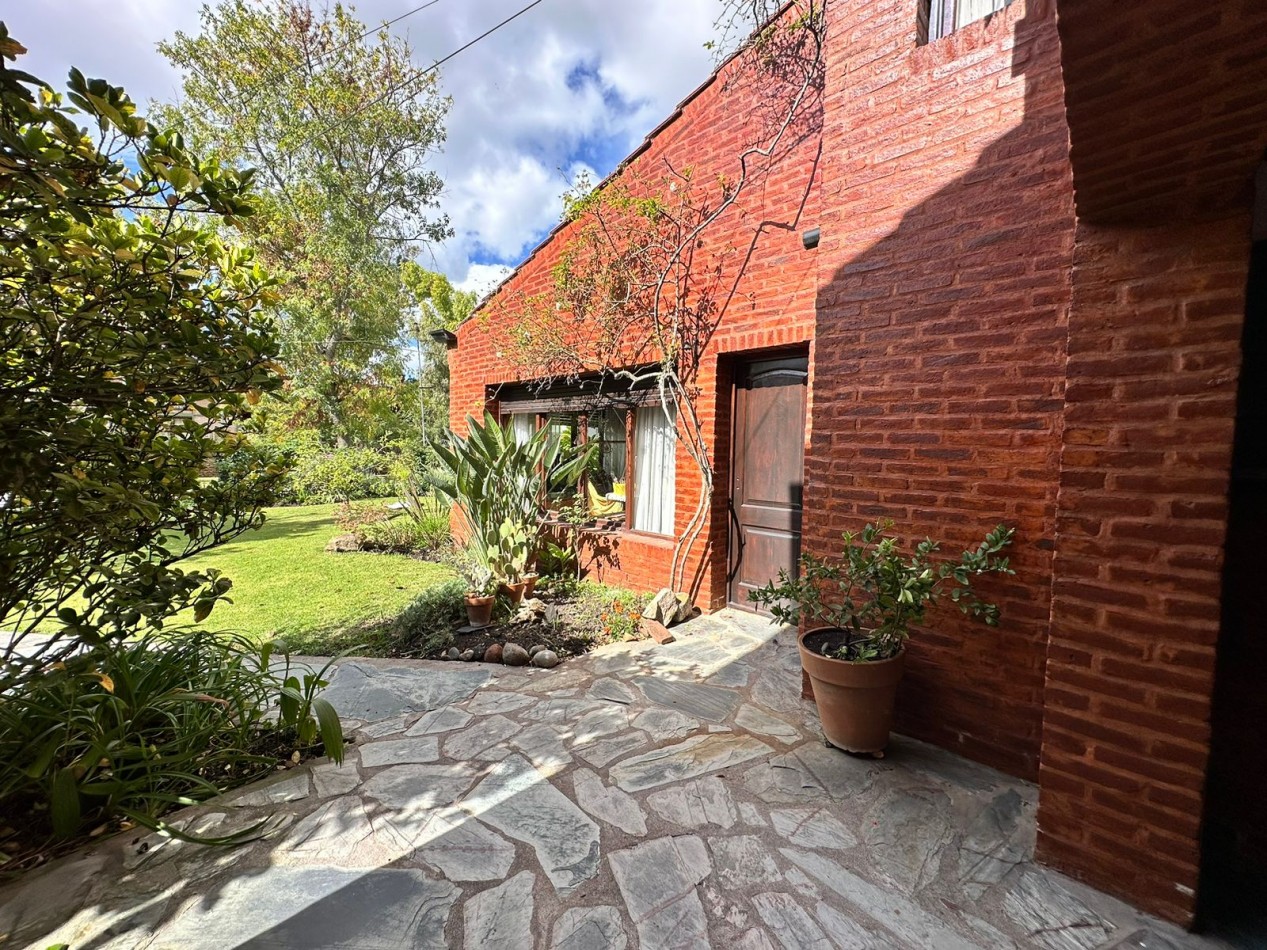 CHALET 5 AMBIENTES DE CATEGORIA CON PARQUE Y PILETA BARRIO LA FLORIDA