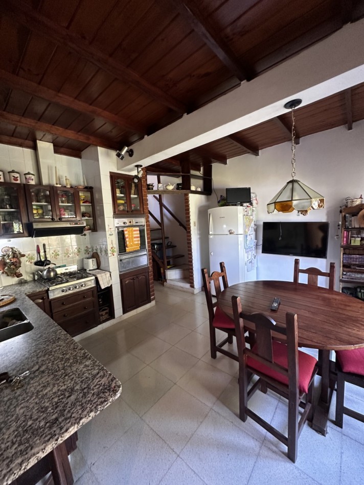 CHALET 5 AMBIENTES DE CATEGORIA CON PARQUE Y PILETA BARRIO LA FLORIDA