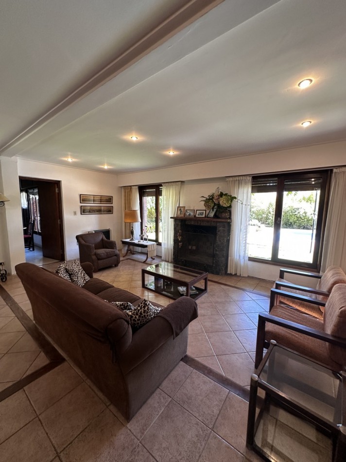 CHALET 5 AMBIENTES DE CATEGORIA CON PARQUE Y PILETA BARRIO LA FLORIDA