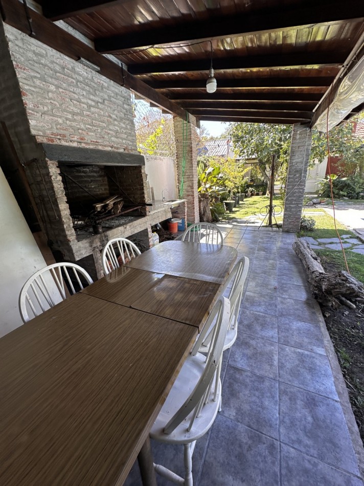 CHALET 5 AMBIENTES DE CATEGORIA CON PARQUE Y PILETA BARRIO LA FLORIDA