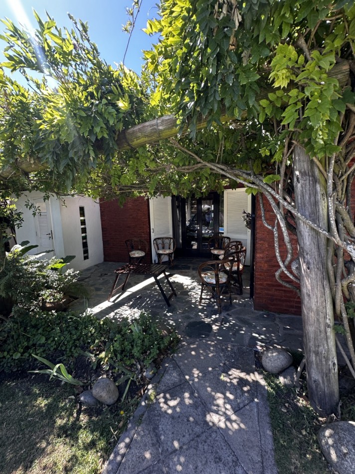 CHALET 5 AMBIENTES DE CATEGORIA CON PARQUE Y PILETA BARRIO LA FLORIDA