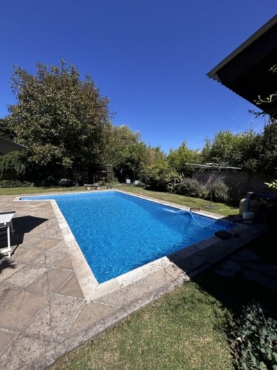 CHALET 5 AMBIENTES DE CATEGORIA CON PARQUE Y PILETA BARRIO LA FLORIDA